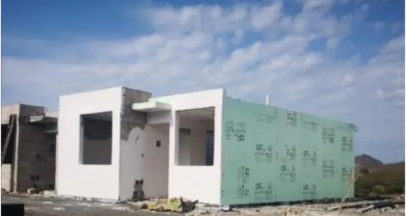 Casa en serie en construccion con muros con aislante de placas/paneles térmicos para mejorar el aislamiento del calor o frio en su interior  