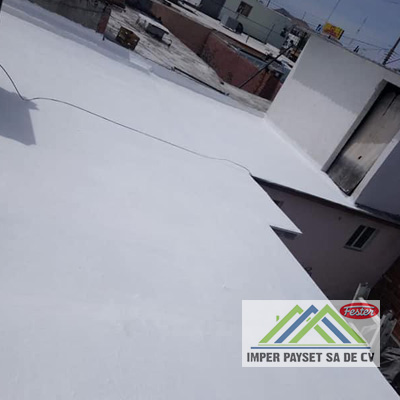  Impermeabilización de casas con fibratado blanco reflejante de rayos solares que reducen la temperatura interior.